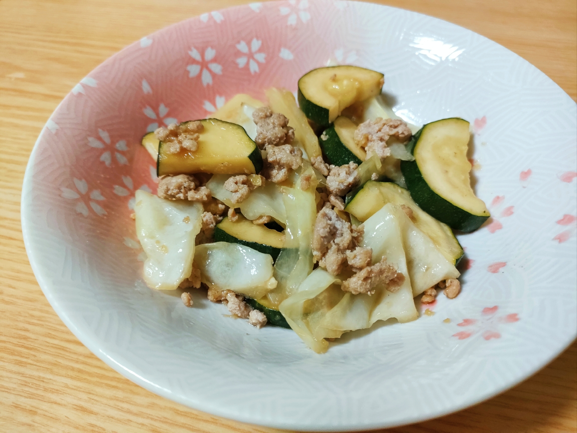 キャベツとズッキーニと豚ひき肉の生姜炒め