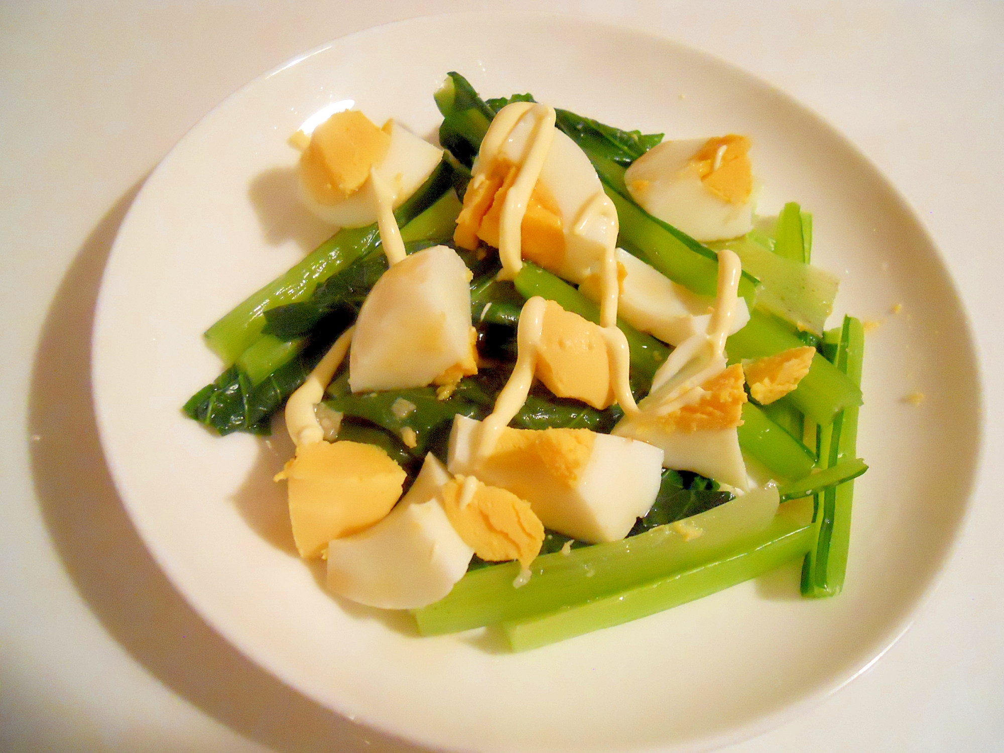 小松菜とゆで卵　お浸しみたいなサラダ