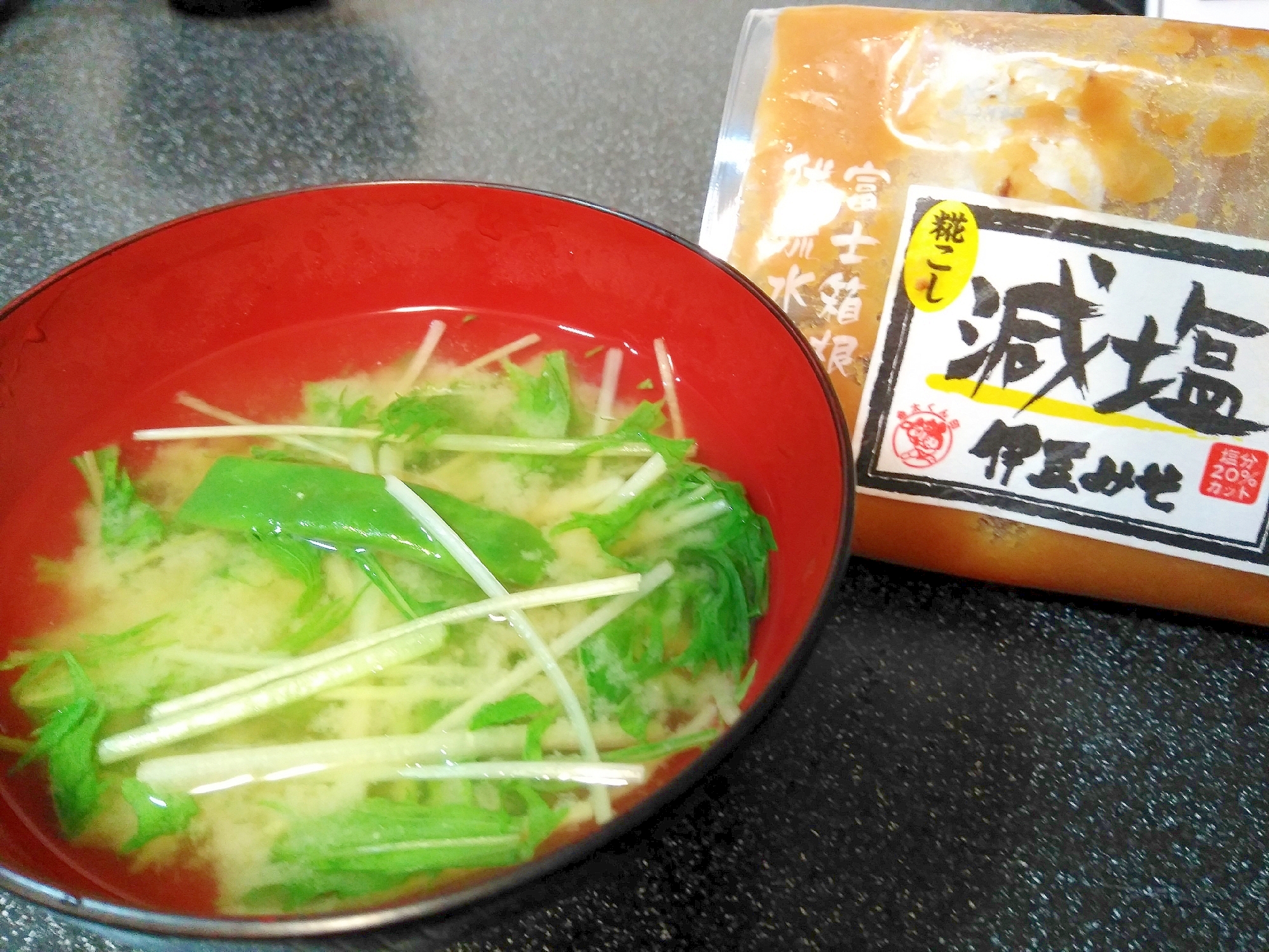 茅乃舎だしと伊豆みそで水菜シャキシャキお味噌汁