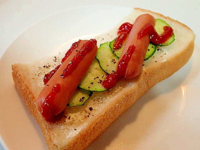 ケチャ/ペッパーで　胡瓜とウインナーの食パン