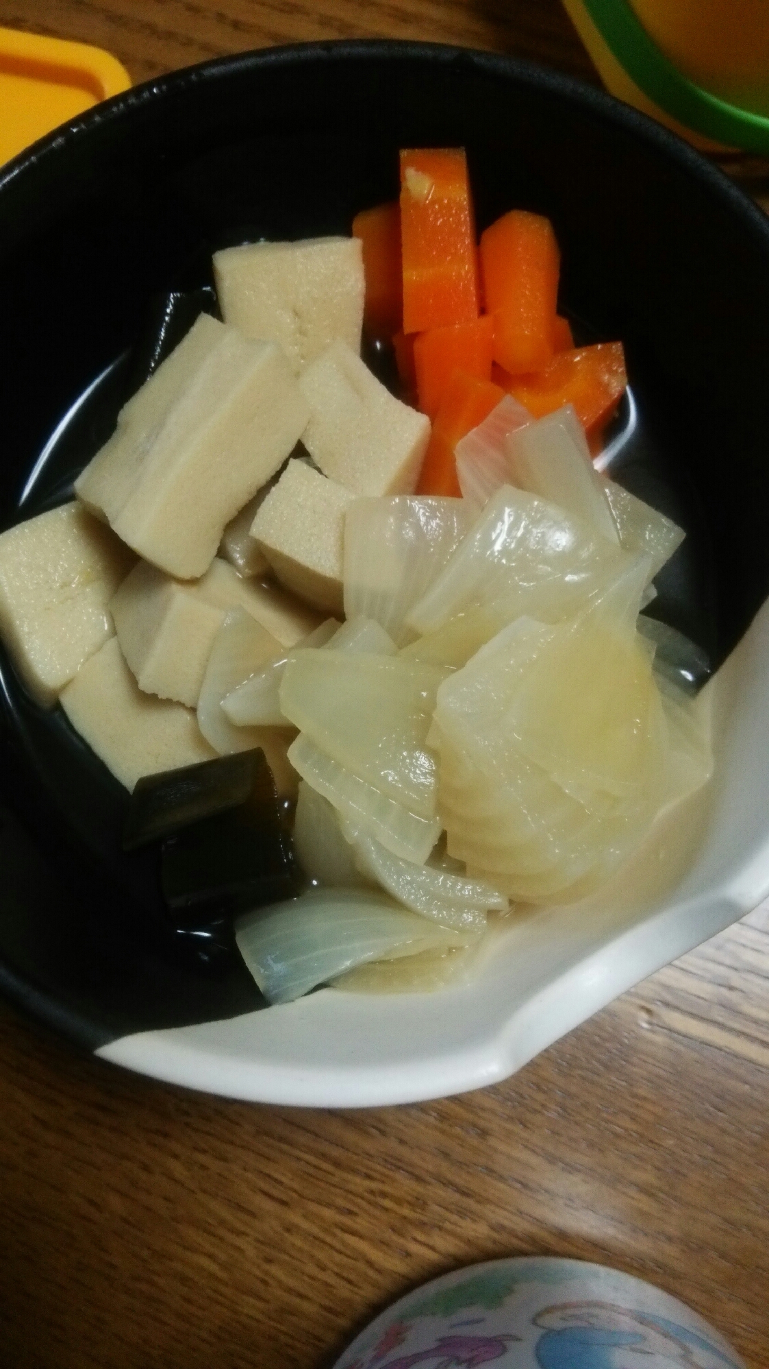 高野豆腐と人参と玉ねぎの煮物