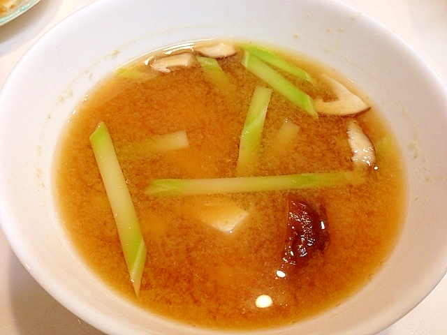節約メニュー☆ブロッコリの茎と椎茸と豆腐の味噌汁