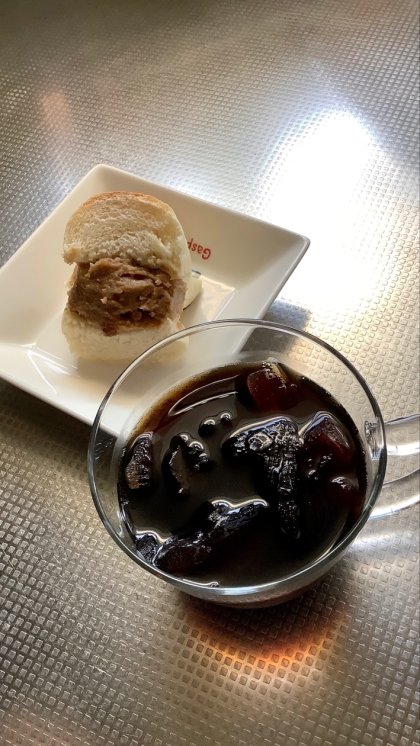 甘いマリトッツォとほろにがアイスコーヒーのセット