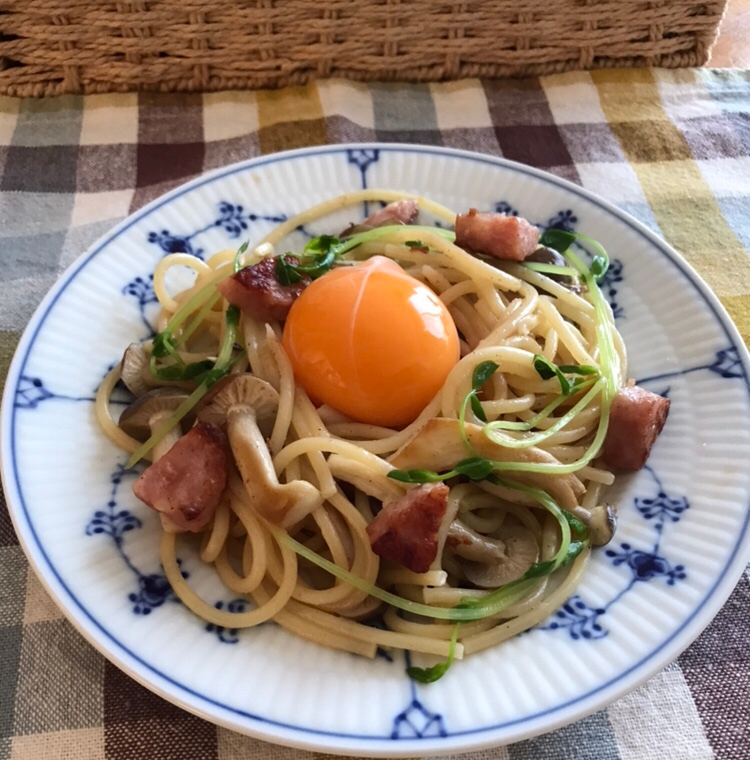 卵黄のせウインナーとしめじ、豆苗のパスタ