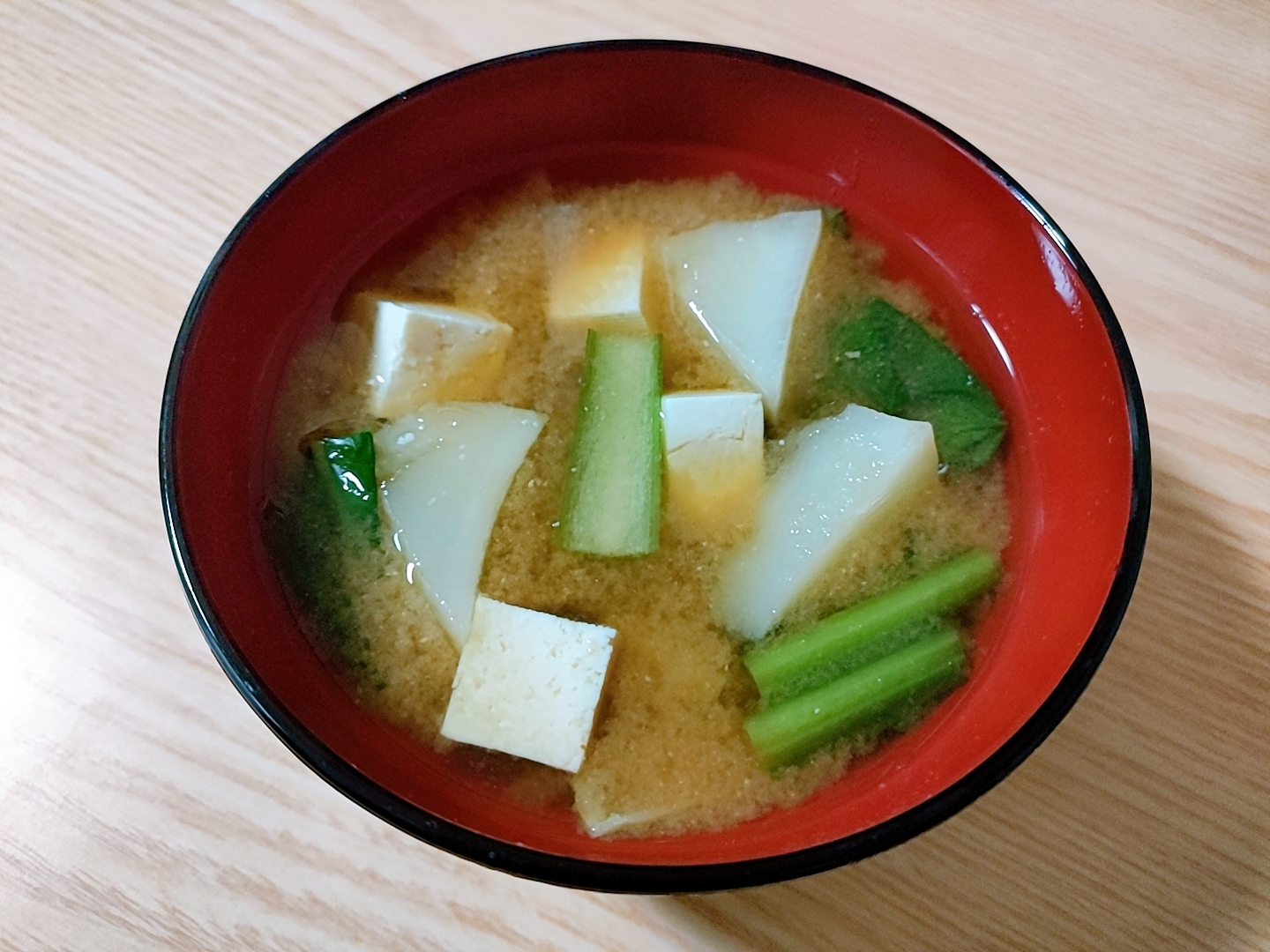 じゃがいもと豆腐と小松菜の味噌汁