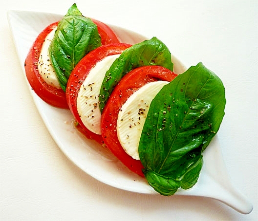 トマトとモッツァレラチーズとバジルのカプレーゼ レシピ 作り方 By Liqueur 楽天レシピ トマトとモッツァレラチーズとバジルのカプレーゼ レシピ 作り方 By Liqueur 楽天レシピ