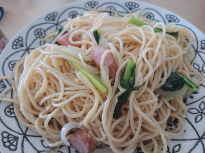 ウインナーと玉ねぎと小松菜の白だし醤油パスタ