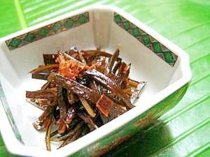 小鉢に盛り付けた昆布のガーリック炒め