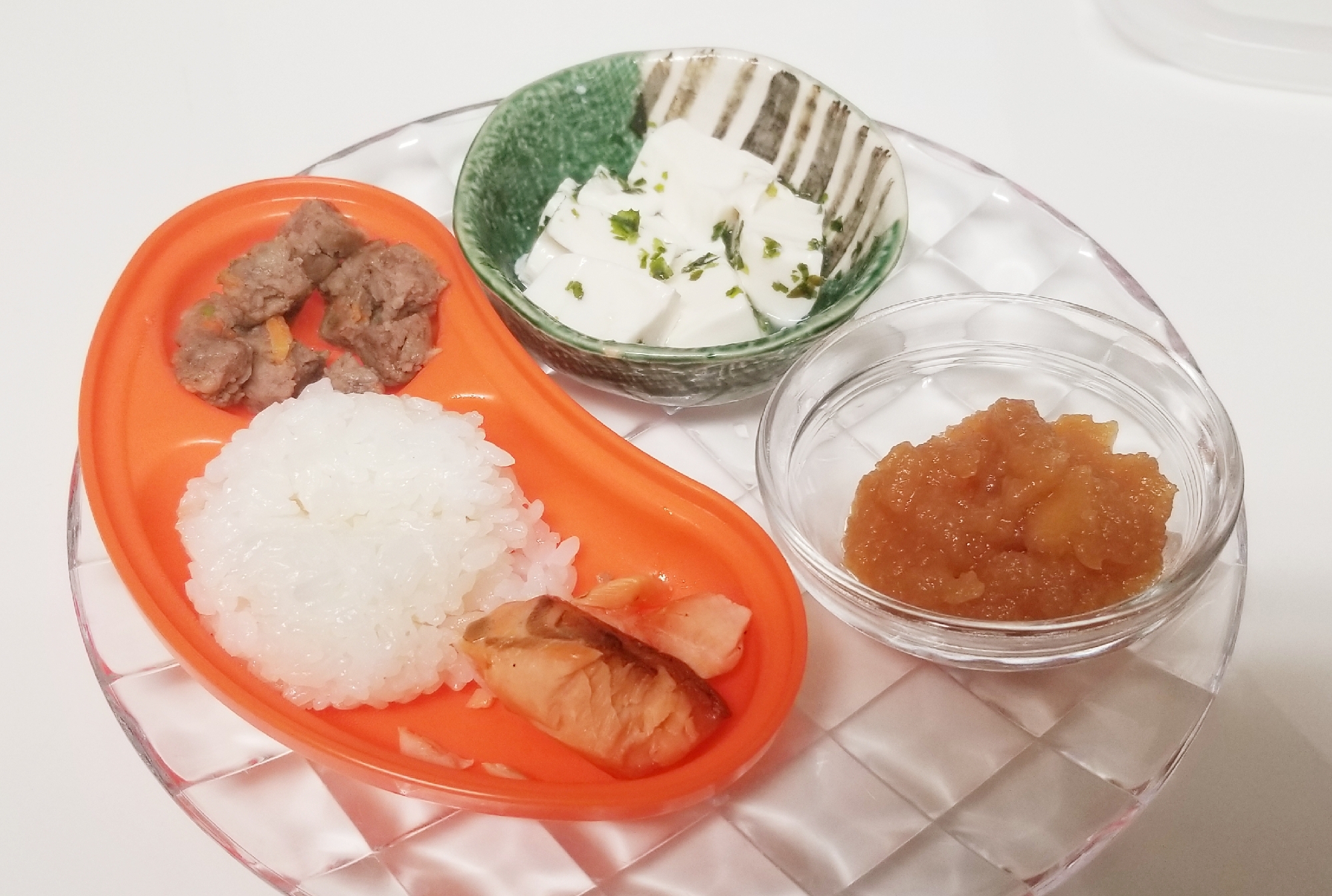 【離乳食】湯豆腐、林檎煮、鮭＆バーグご飯のプレート