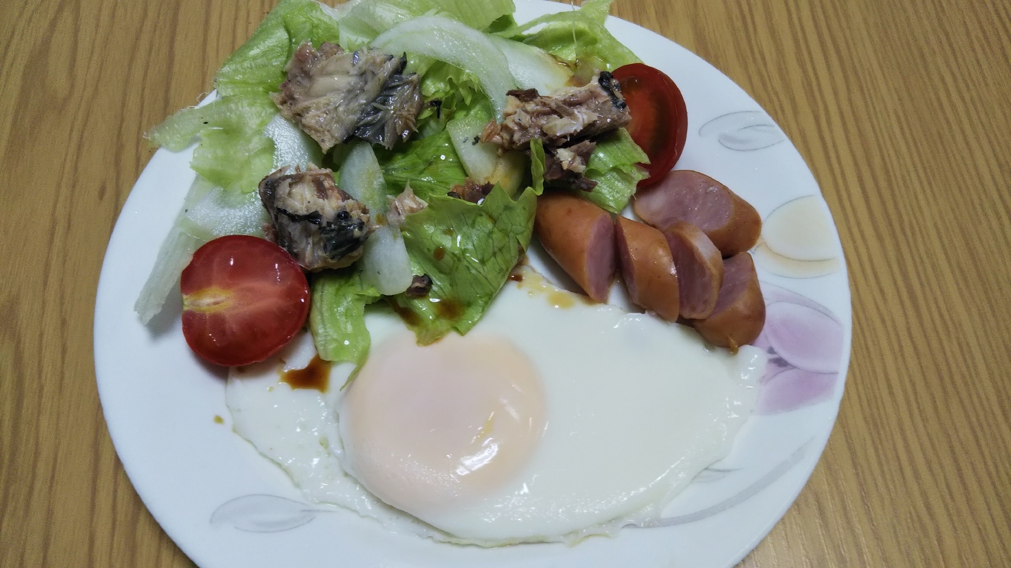 サバ缶玉ねぎレタスサラダと目玉焼きのプレート☆