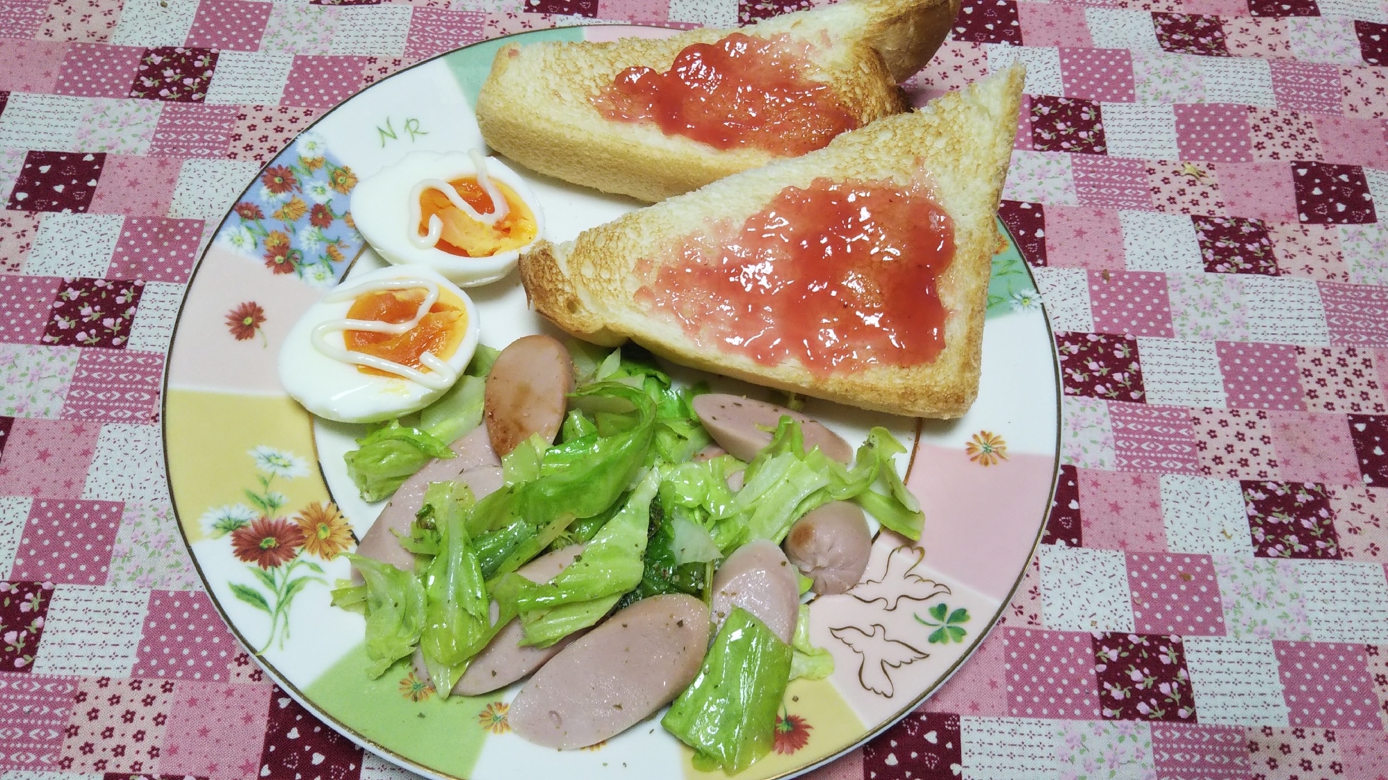 ギョニソきゃべつ炒めと茹で卵とトーストの朝食☆