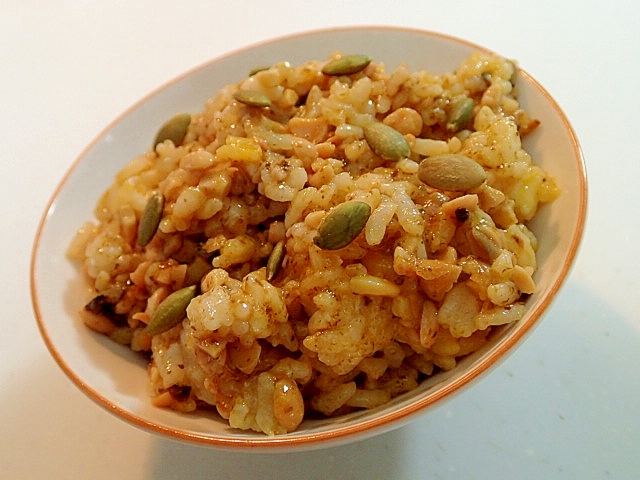南瓜の種のせて　納豆と卵黄と海苔佃煮の混ぜご飯