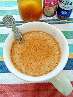 白いカップに入ったホットジンジャーSOYミルク