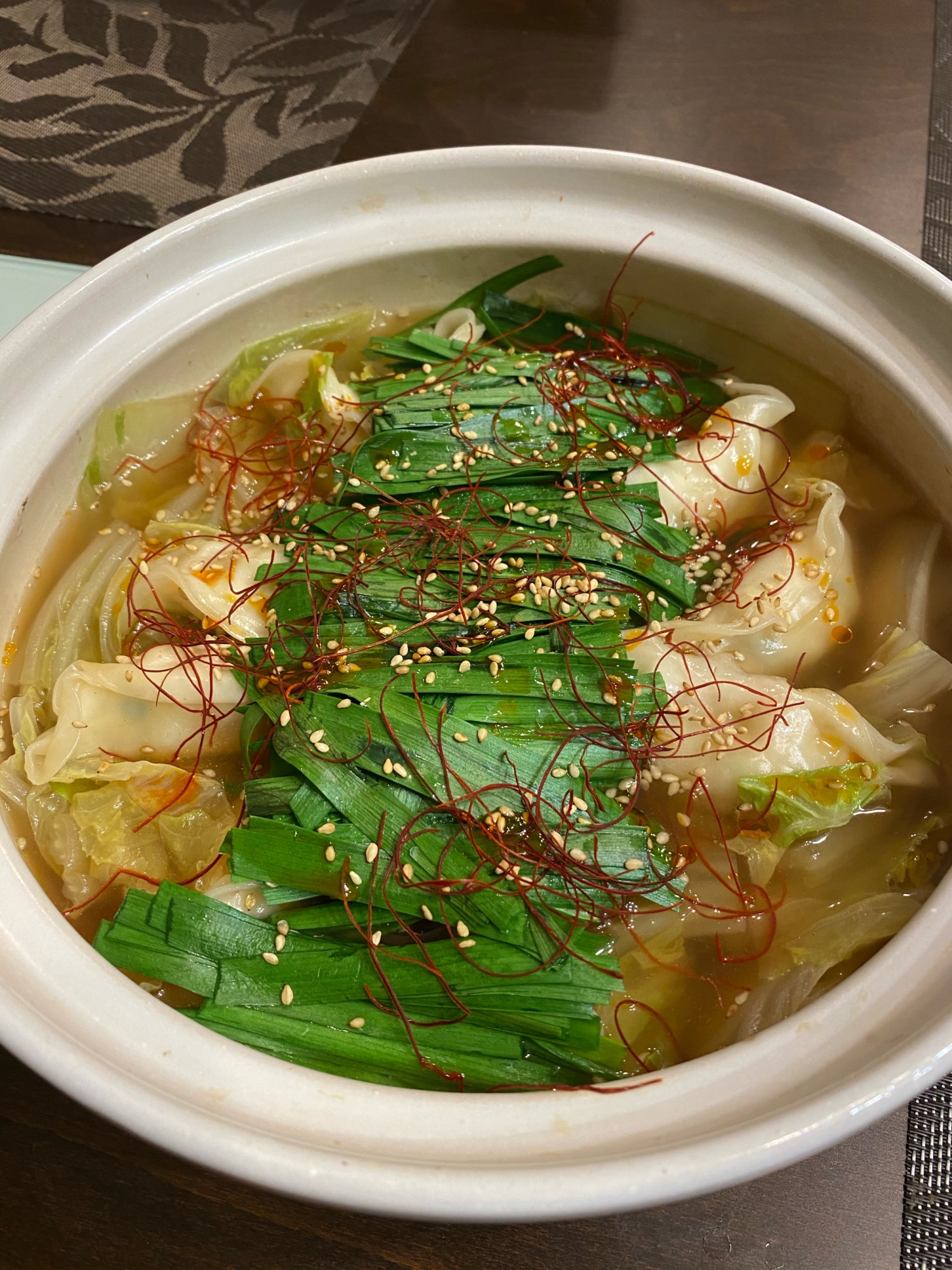 餃子と白菜で作る、モツ鍋風の醤油鍋