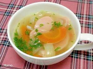 にんじんと魚肉ソーセージのコンソメスープ