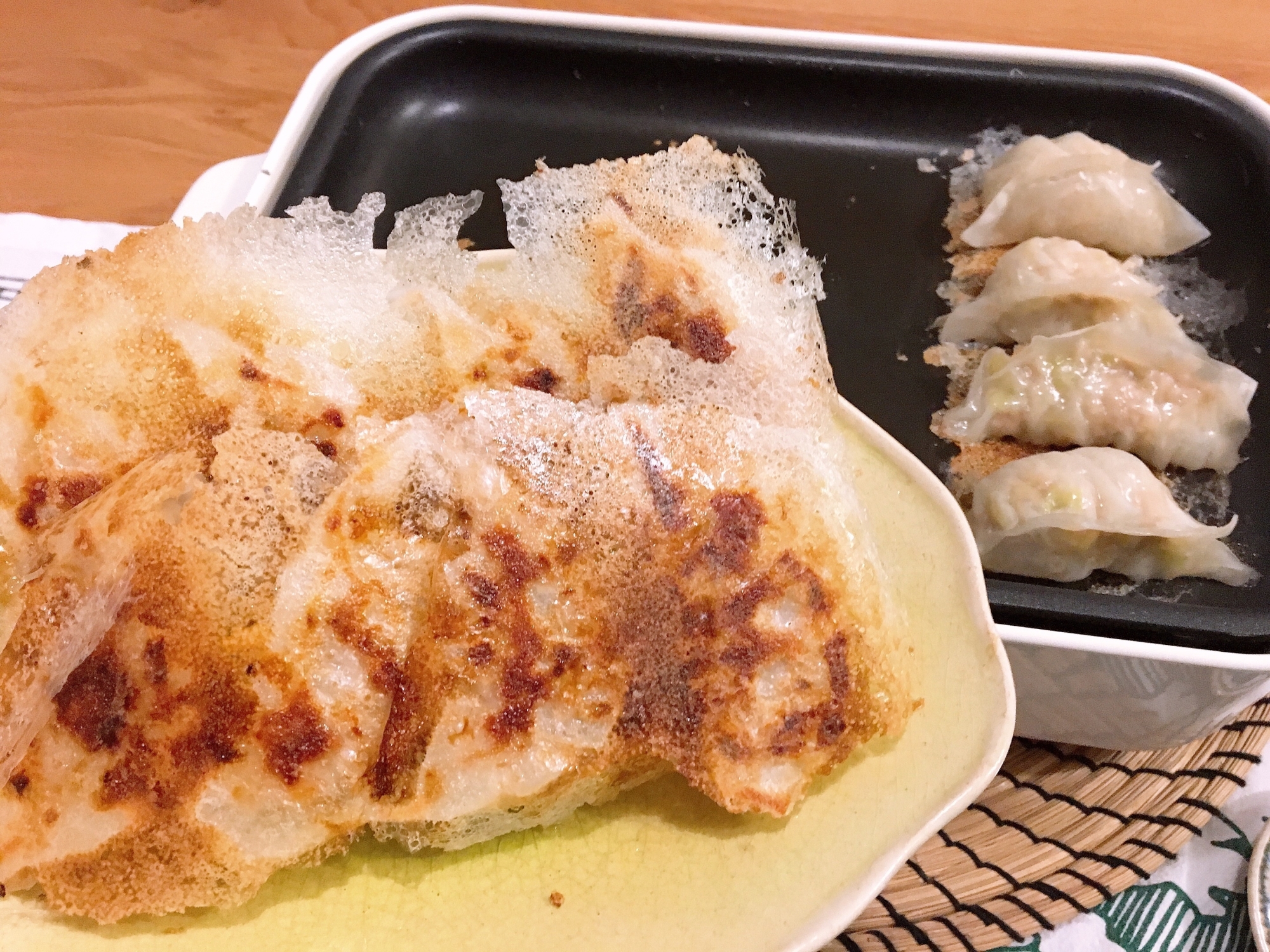 ホットプレートで羽根つき餃子!