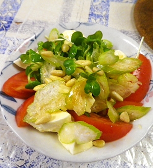 トマトセロリモッツァレラの中華風サラダ