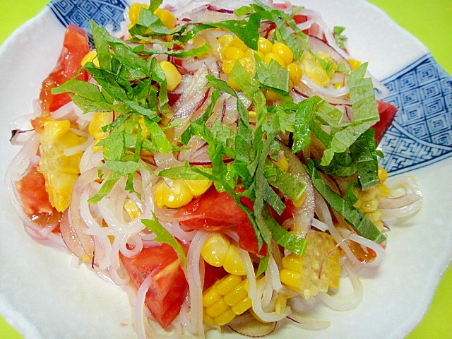 トマトととうもろこし紫玉ねぎの春雨サラダ