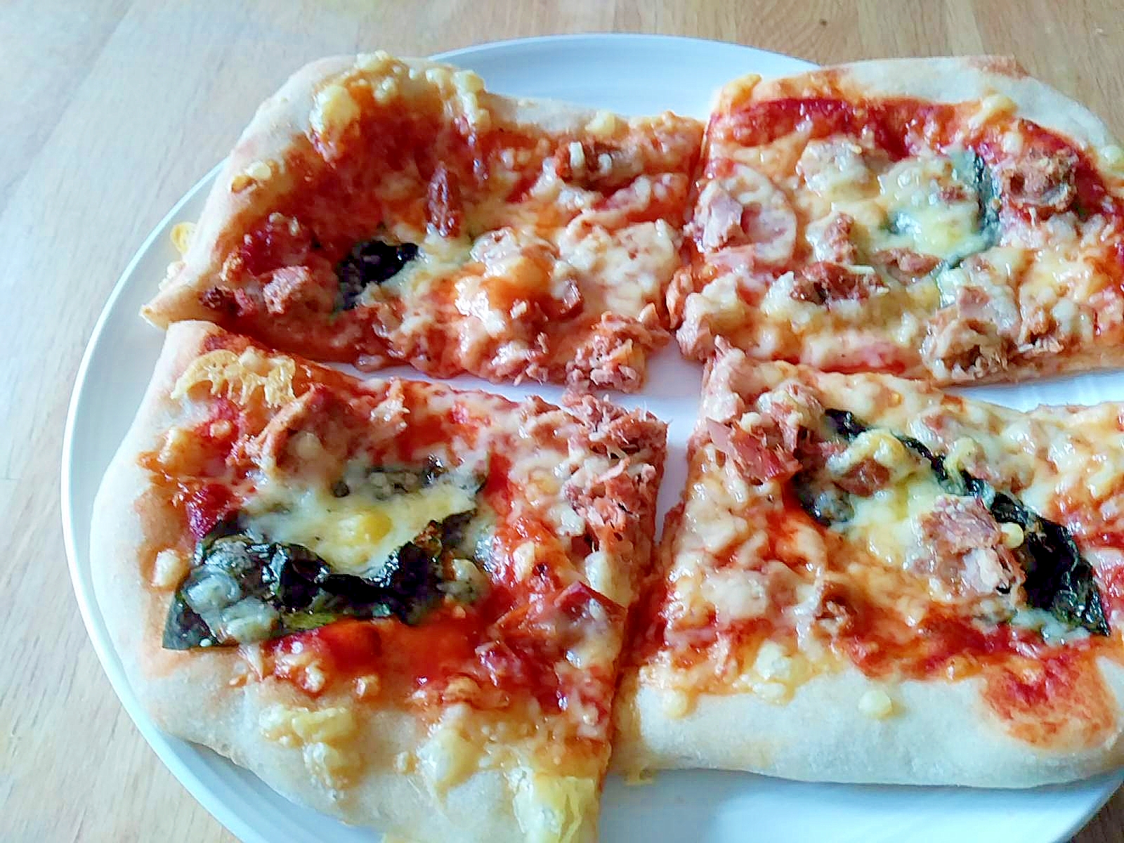 ツナとトマトとバジルのピザ