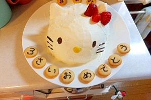 キティのドーム型デコレーションケーキ