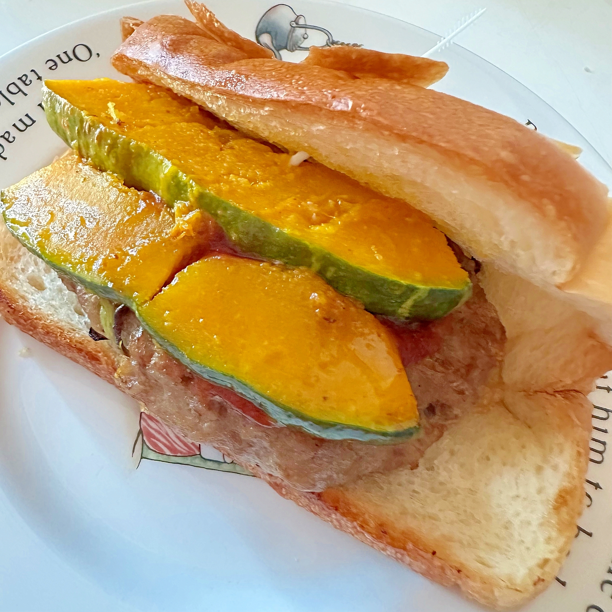 ハンバーグとかぼちゃのサンドʚଓ⋆