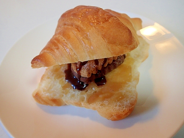 ピーナツクリームとチョコちんすこうのクロワッサン