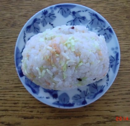 北海道　鮭とキャベツのおにぎり