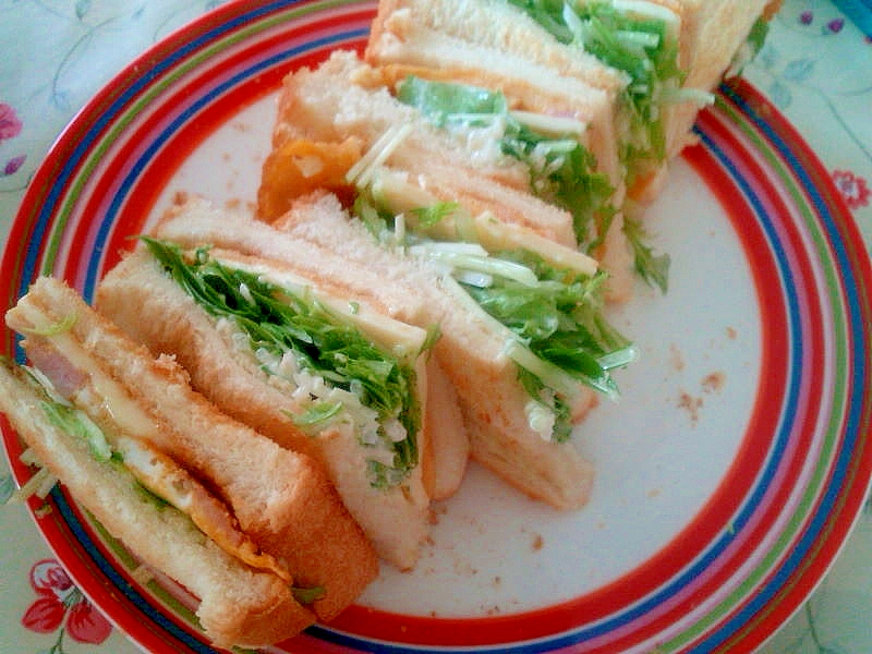 ベーコンエッグ、チーズ＆水菜のサンドイッチ