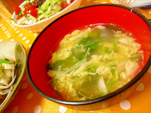 ゆで鶏のスープで　ブナピーと水菜のかき玉汁