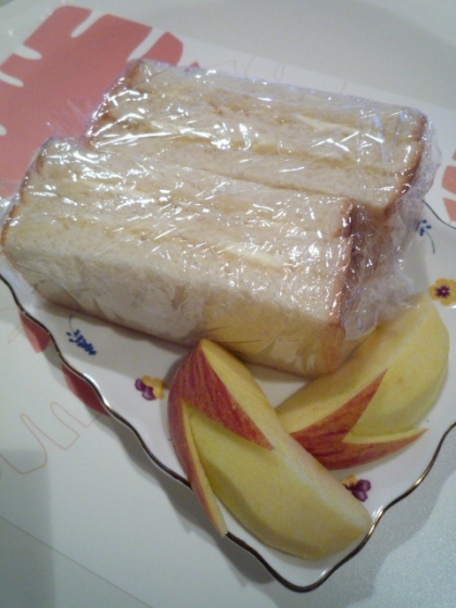 昨日とっても美味しかったので、今日は娘のお弁当用に作りました♪
お昼に食べるのでトーストしないでサンドにして持たせました(*^v^*)/