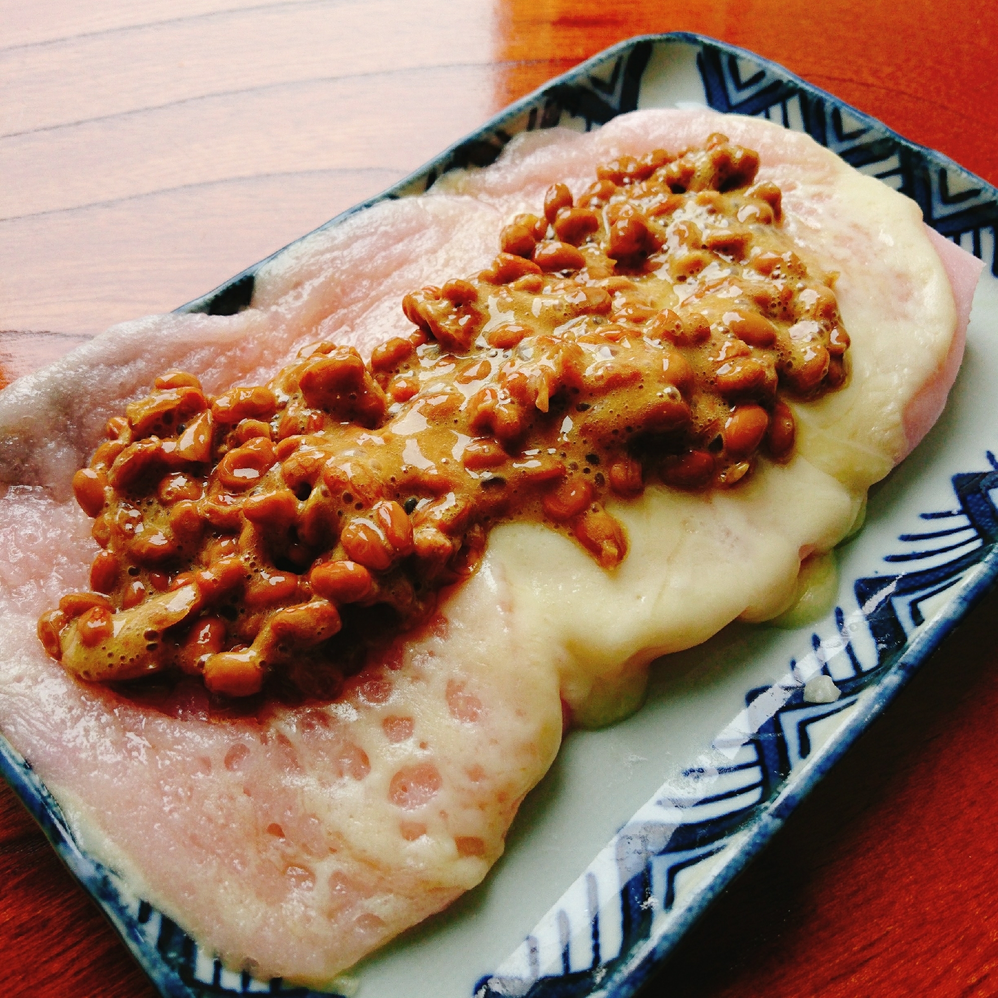 白い角皿にのせた、納豆たっぷりの餅ピザ