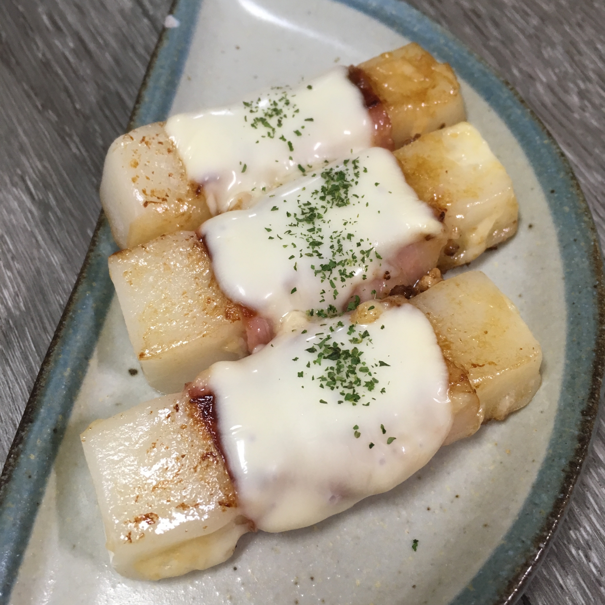 お餅のベーコンチーズ焼き♪