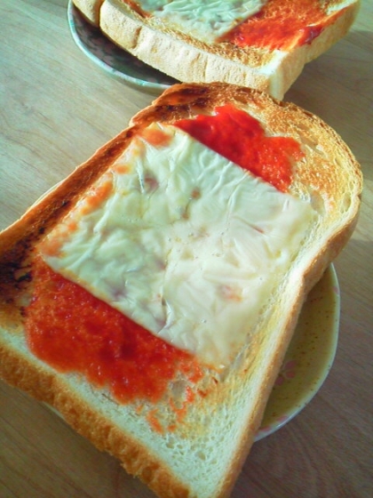 簡単５分！(/・ω・)/☆ケチャップチーズ食パン☆