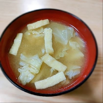 油揚げとキャベツのお味噌汁