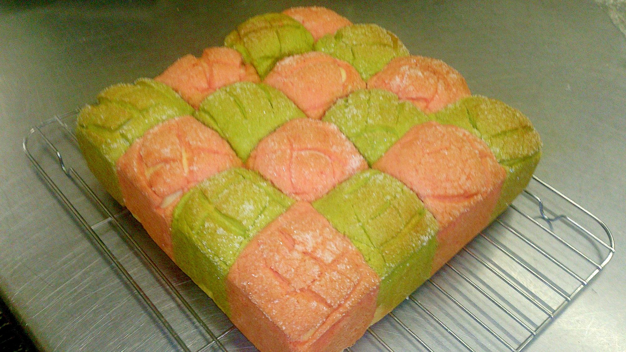 金網にのったちぎりメロンパン