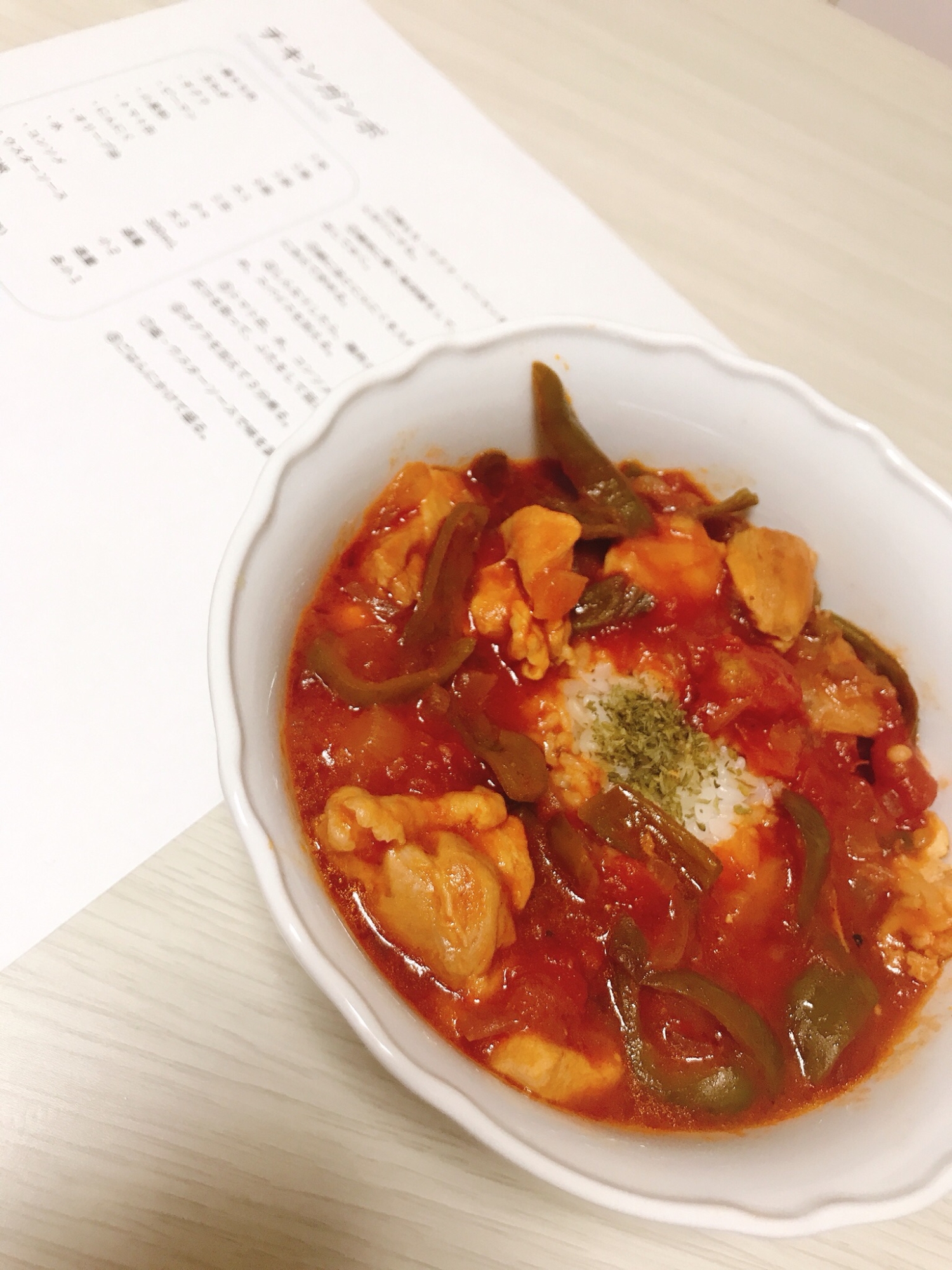 器に盛られたチキンガンボ