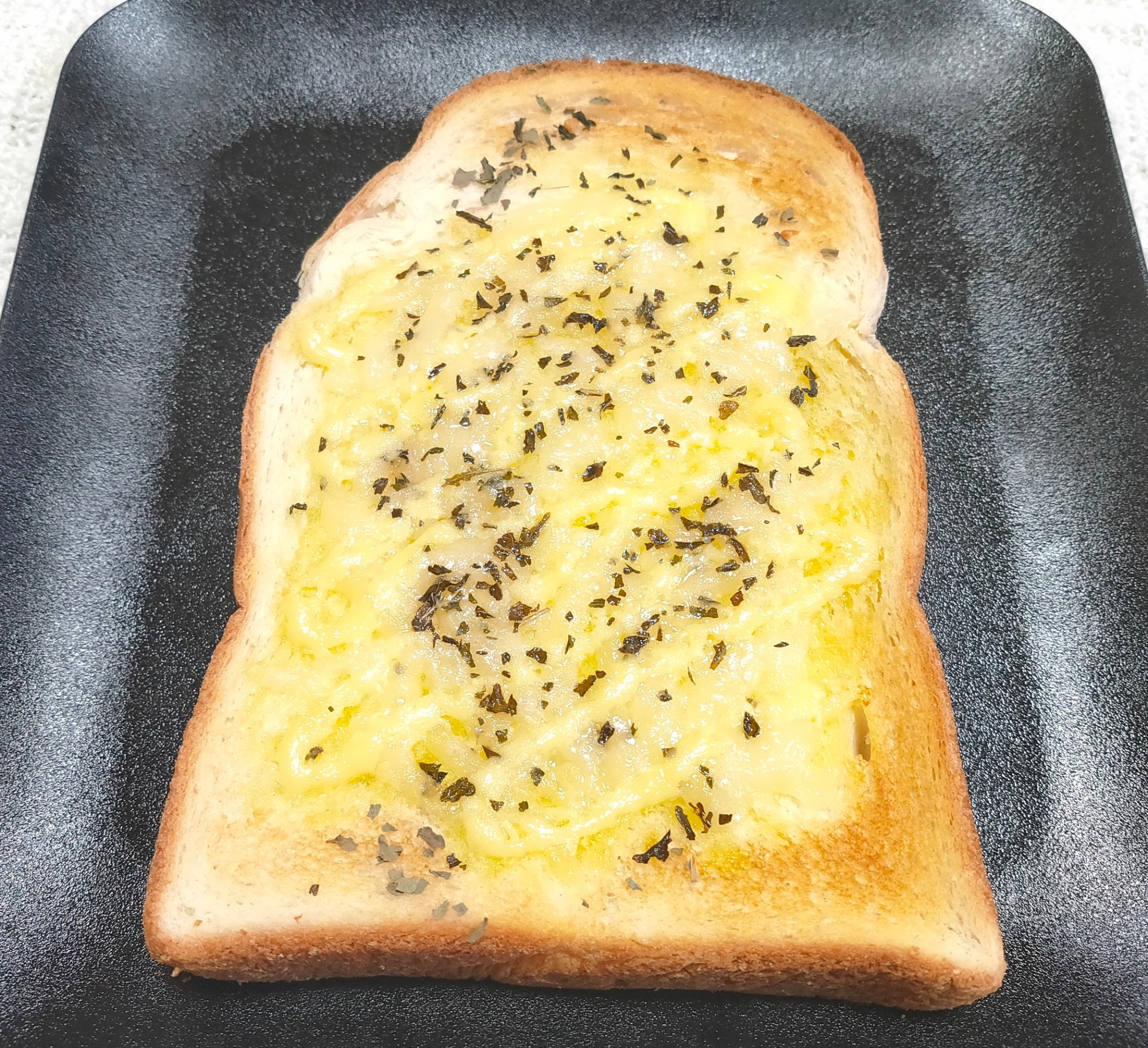 こってりバジルチーズトースト