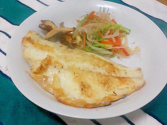 白い丸皿に盛り付けた鯛のレモンバタームニエル