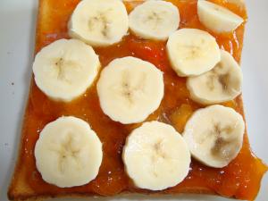 バナナと柿ジャムのトースト
