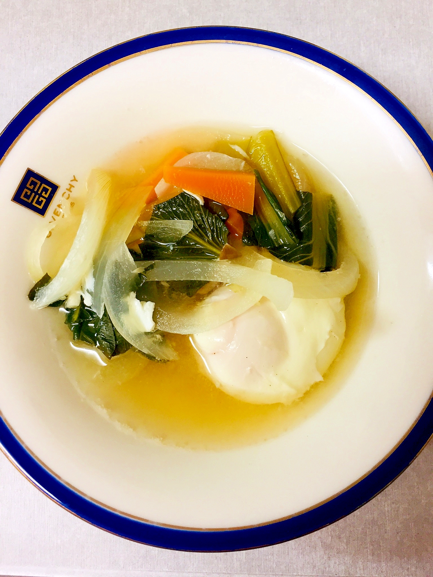 野菜と落とし卵のコンソメスープ