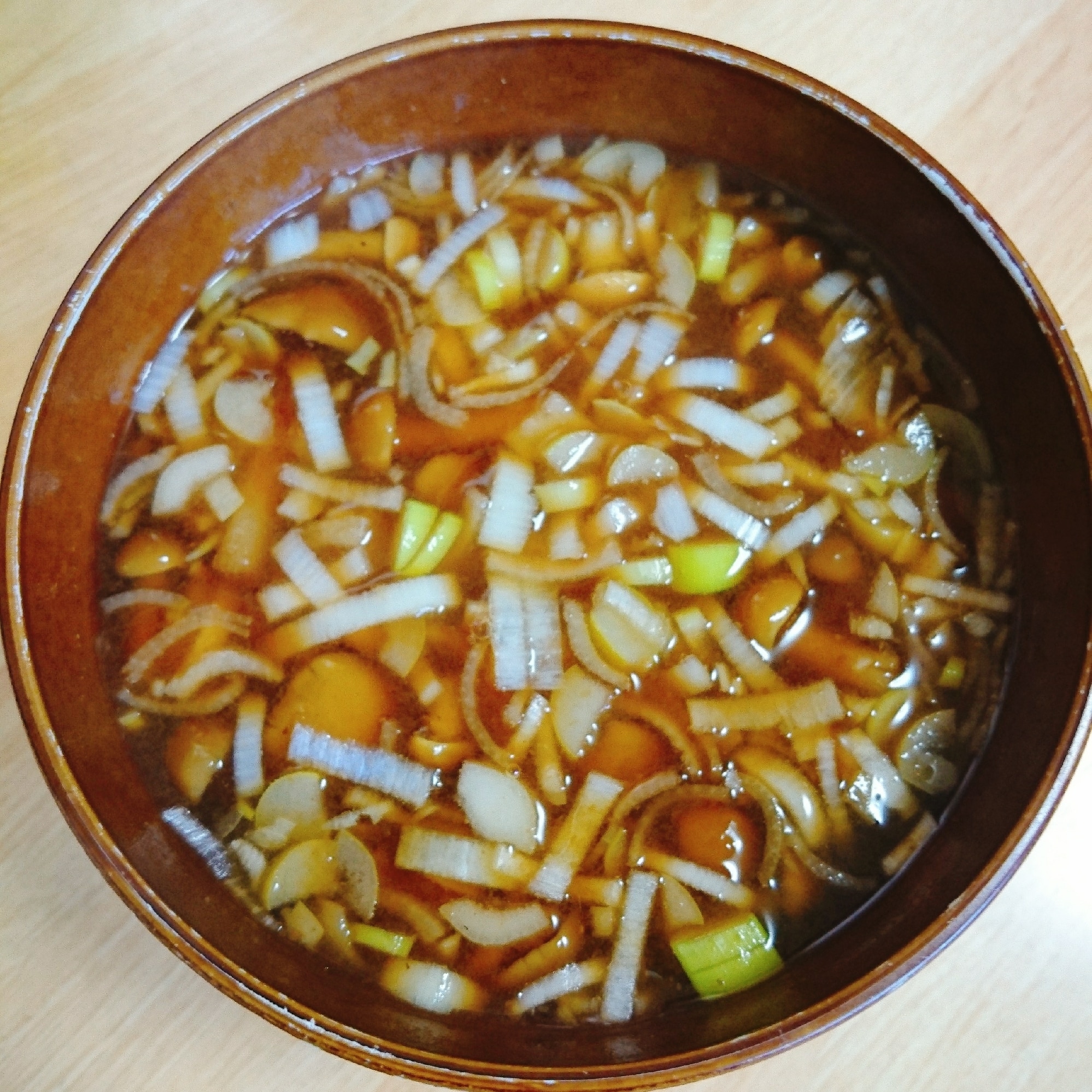 長ネギたっぷりなめこの赤だし味噌汁 レシピ・作り方 by やっすん