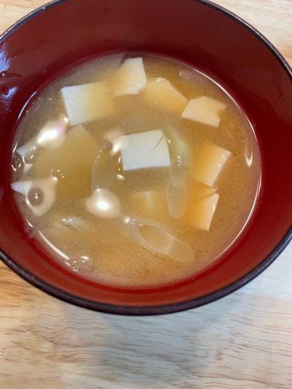 わかめ・木綿豆腐・油揚げの味噌汁（昆布だし）