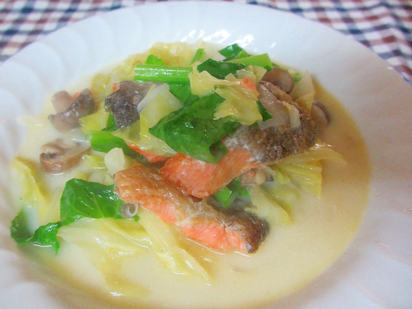 鮭とアサリ、小松菜キャベツのクリームスープ