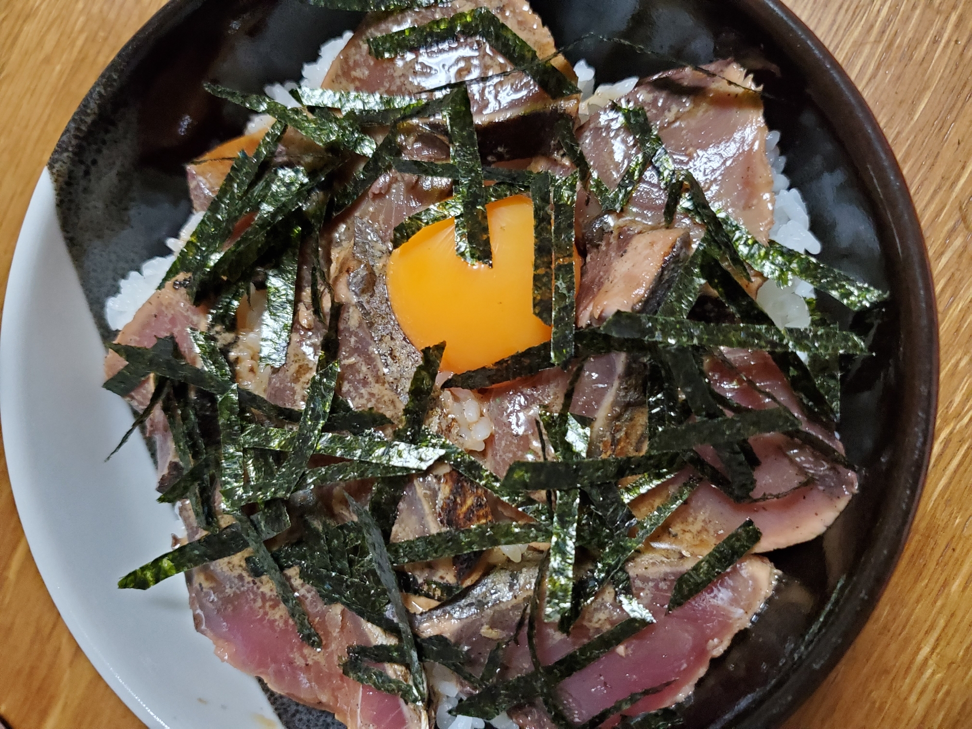 鰹のたたきの卵黄丼