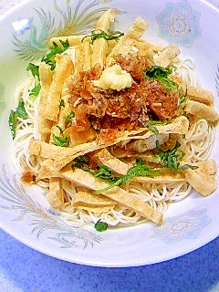 カリカリ油揚げの梅カツオ　そうめん