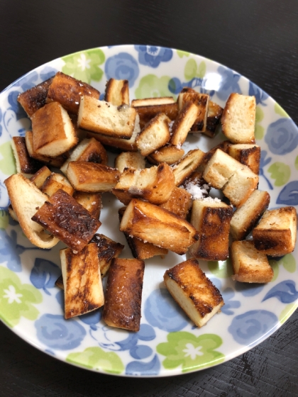 子供がまだパンの耳を食べられないので、余って困ってました。美味しく作れて助かりました♪今度アーモンドパウダーもかけてみたいです！