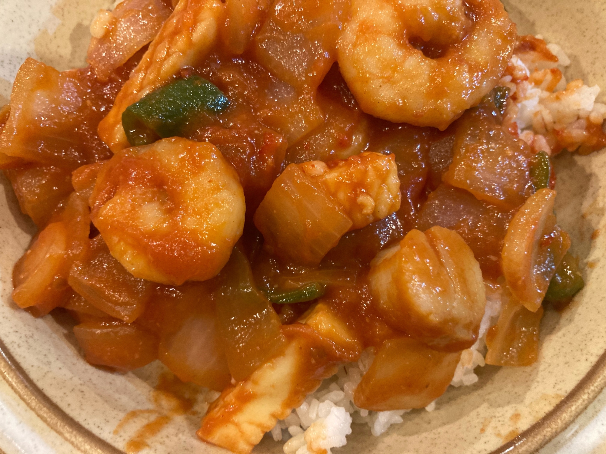 えびとホタテとイカのチリソース炒め丼