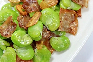 そら豆とカリカリ豚の塩にんにく炒め★ビールに合う!