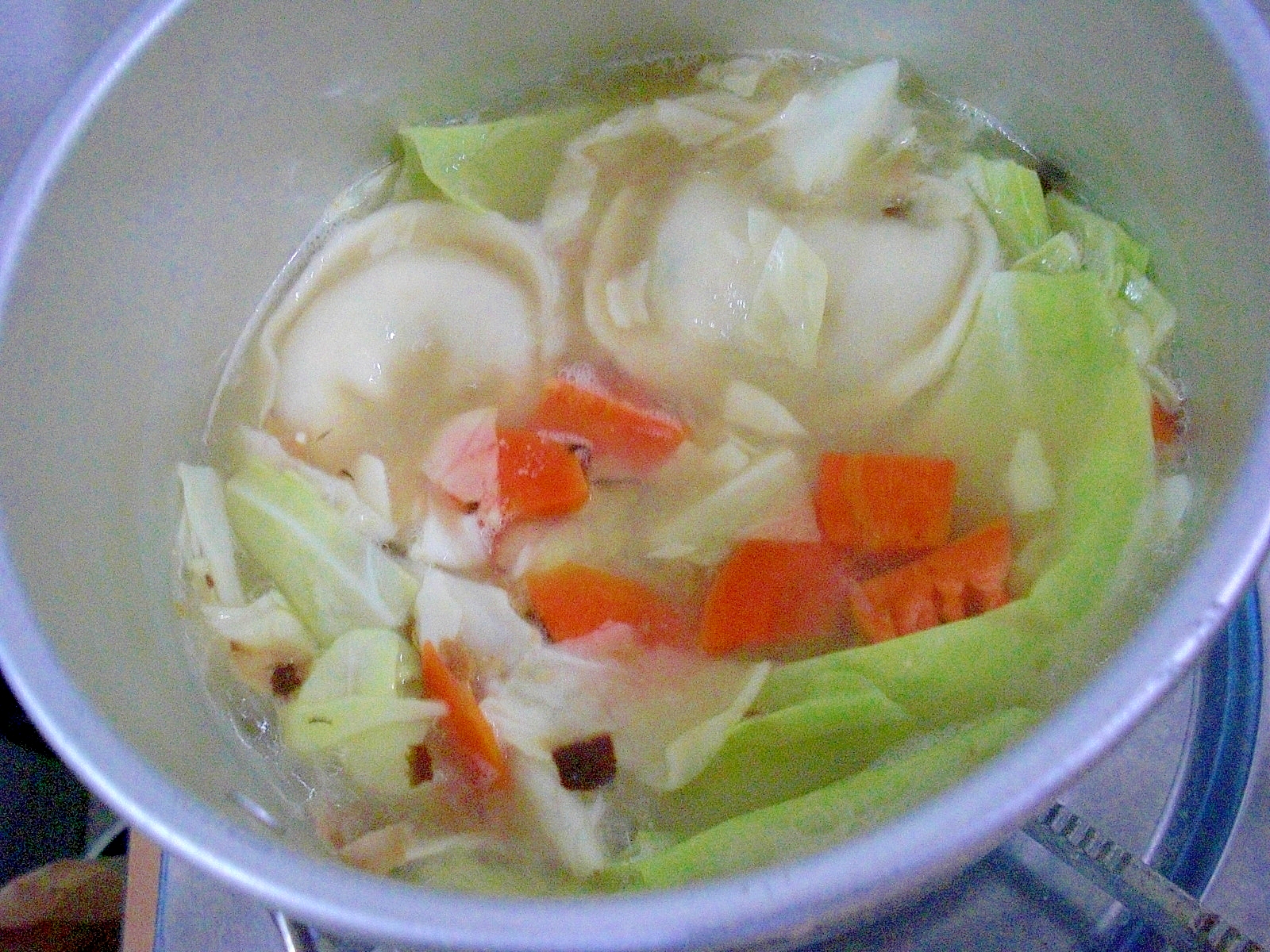 餃子と野菜の味噌汁