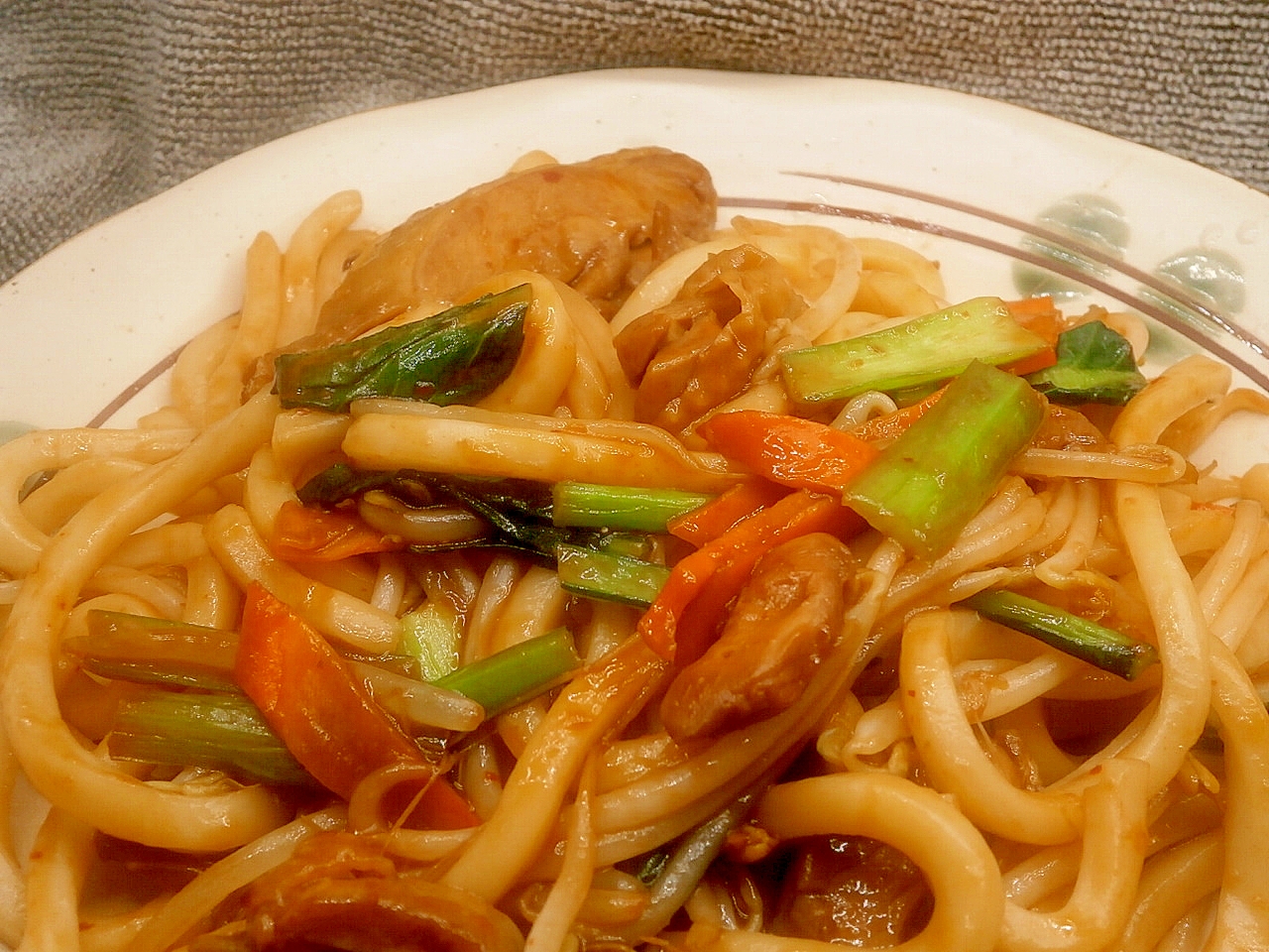 照り焼きチキンのオイスター焼きうどん